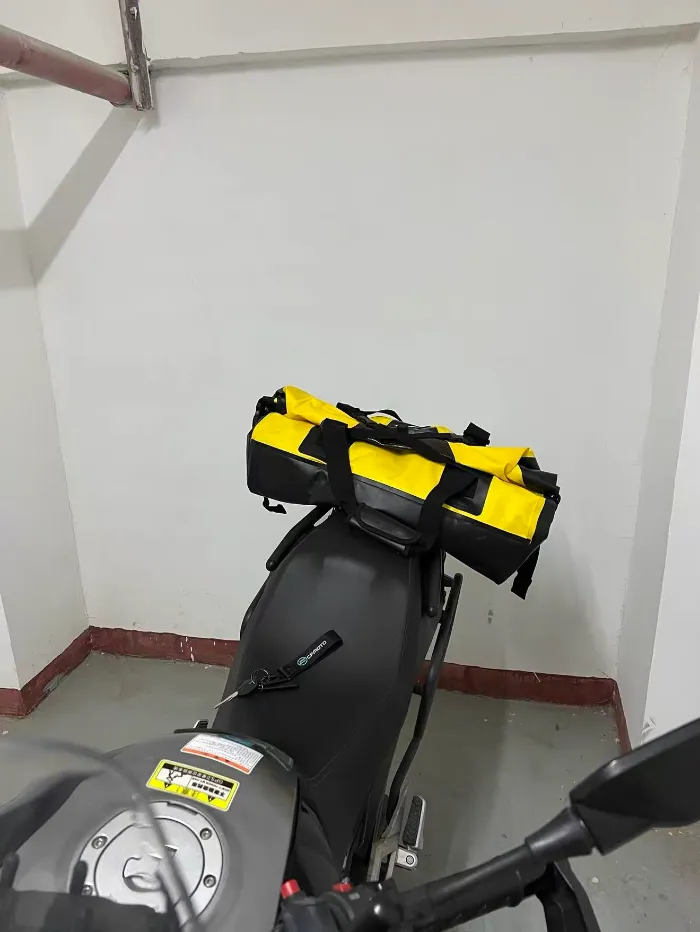 Cara Membawa Bagasi di Sepeda Motor Tanpa Rak