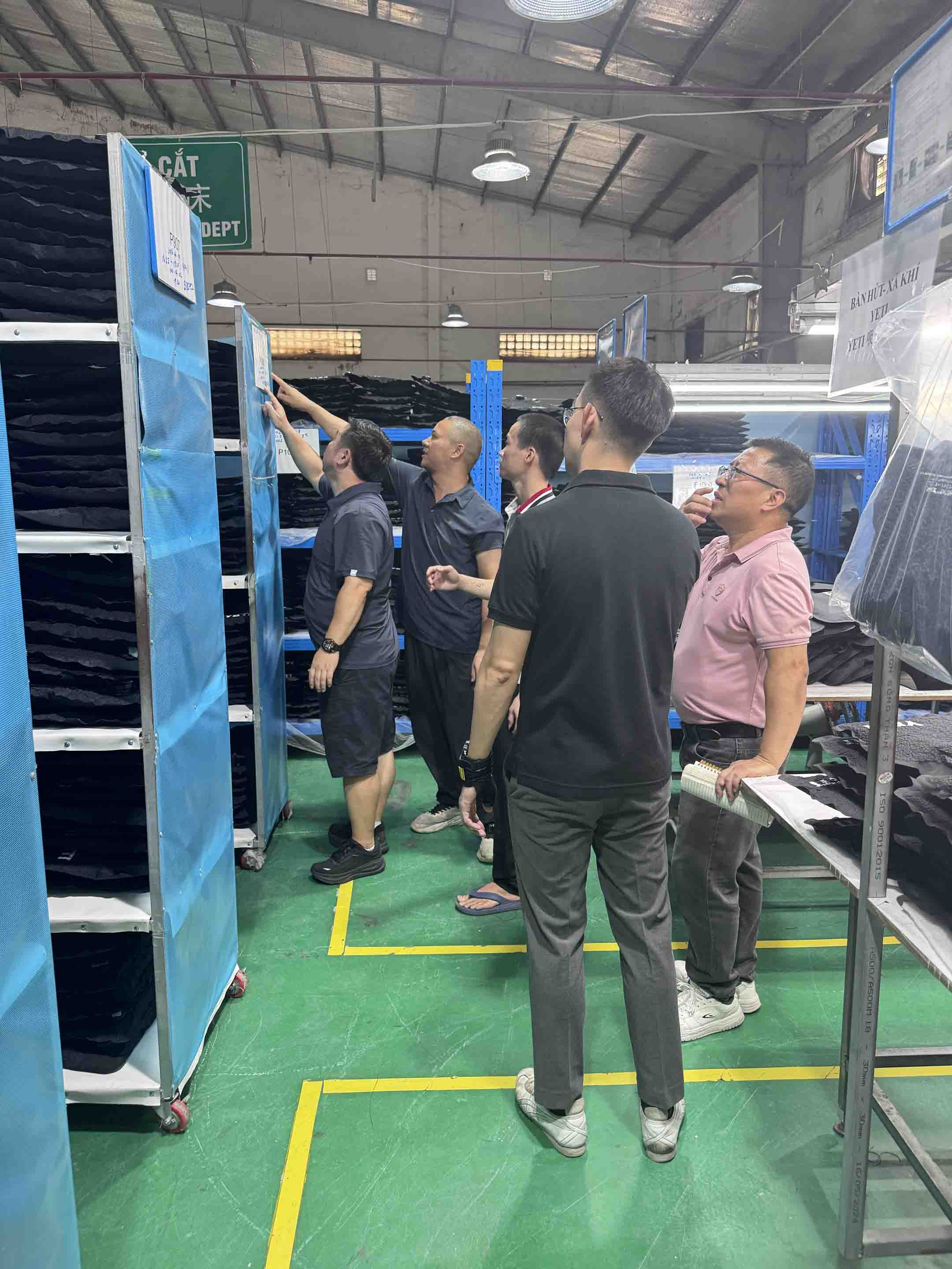 YETI Mengunjungi Fasilitas Sealock di Vietnam untuk Meninjau Produksi Tas Pendingin Lembut